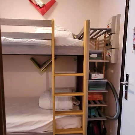 Le Lioran Vue Face A La Montagne Au Pied Des Pistes