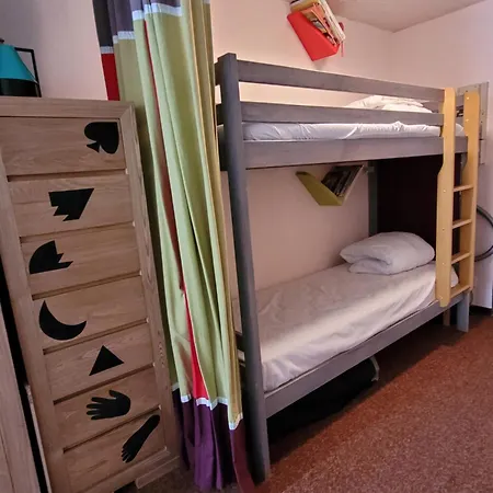 Le Lioran Vue Face A La Montagne Au Pied Des Pistes *