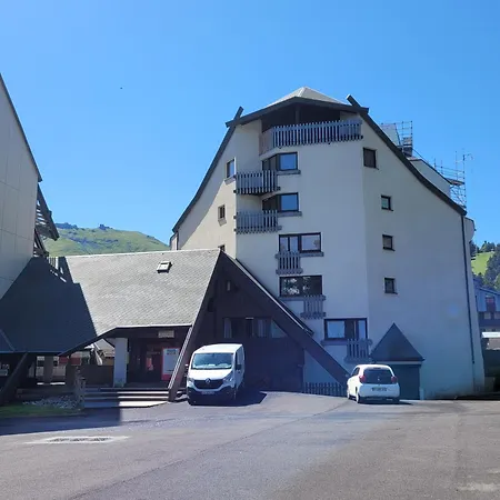 Le Lioran Vue Face A La Montagne Au Pied Des Pistes * Laveissiere