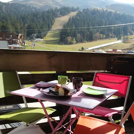 Le Lioran Vue Face A La Montagne Au Pied Des Pistes Laveissiere