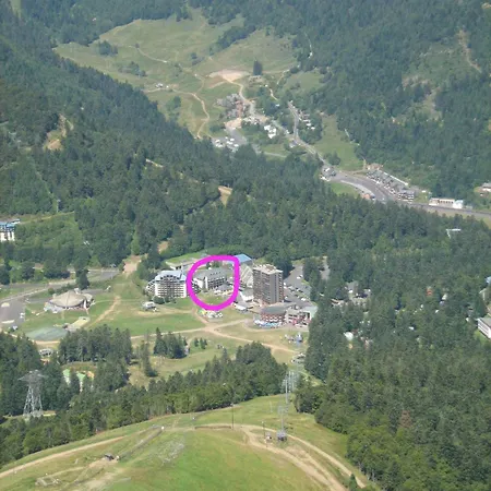 Le Lioran Vue Face A La Montagne Au Pied Des Pistes