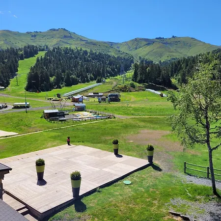 Le Lioran Vue Face A La Montagne Au Pied Des Pistes