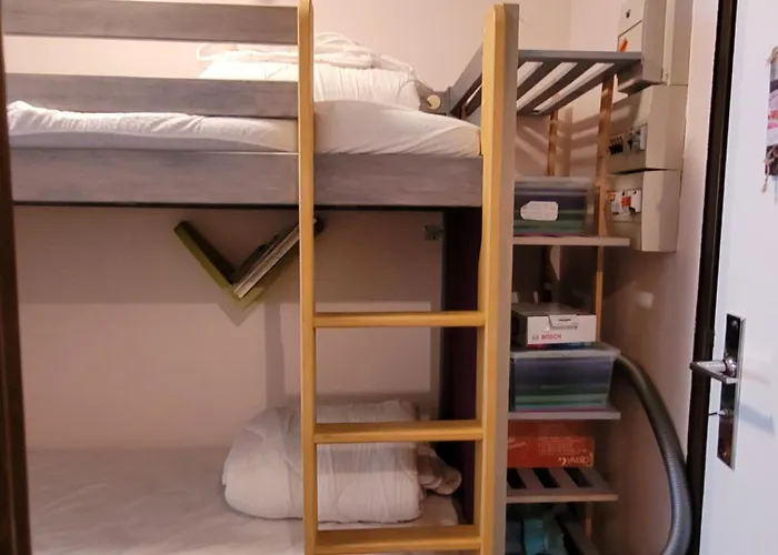 Le Lioran Vue Face A La Montagne Au Pied Des Pistes