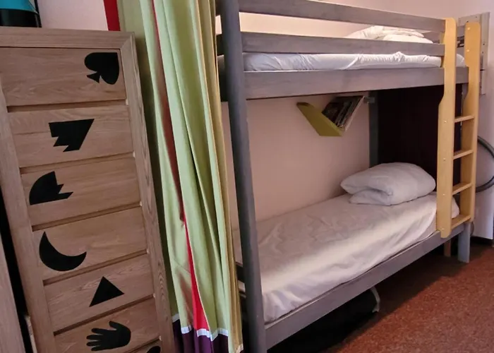 Le Lioran Vue Face A La Montagne Au Pied Des Pistes *