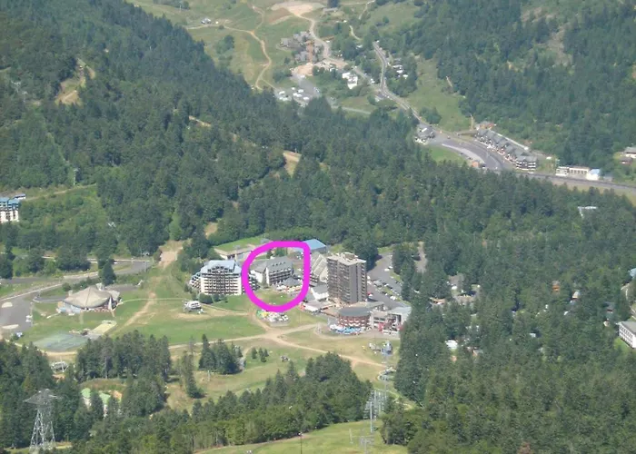 Le Lioran Vue Face A La Montagne Au Pied Des Pistes