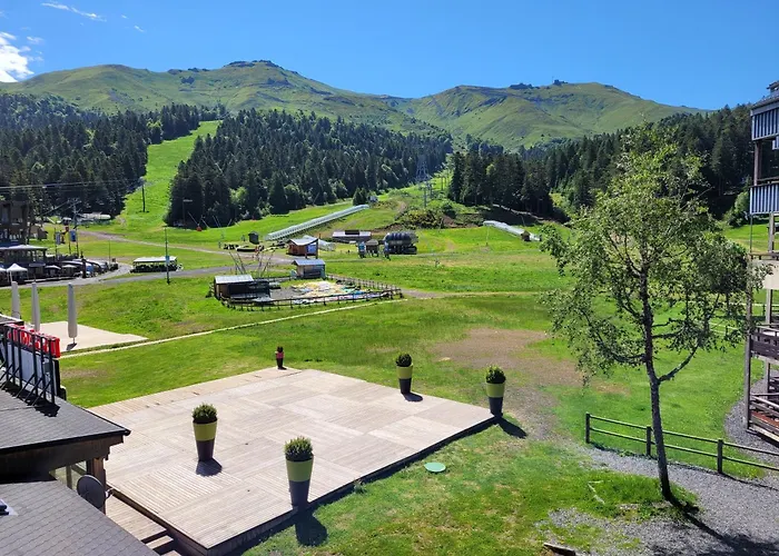 Le Lioran Vue Face A La Montagne Au Pied Des Pistes