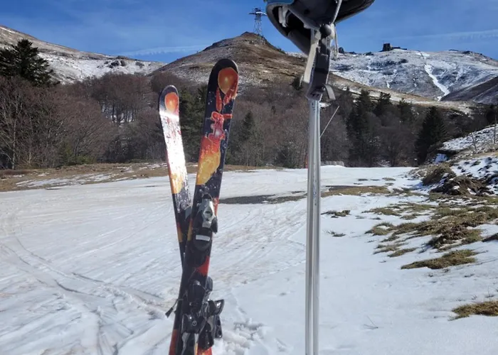 Le Lioran Vue Face A La Montagne Au Pied Des Pistes * Laveissiere